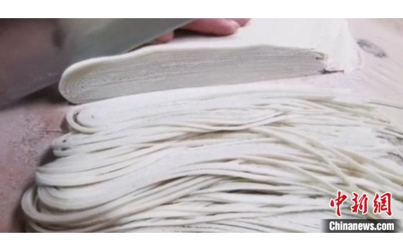 兰州新区民俗村洋溢乡愁记忆 “洋芋先生”千锤百打觅“老味”