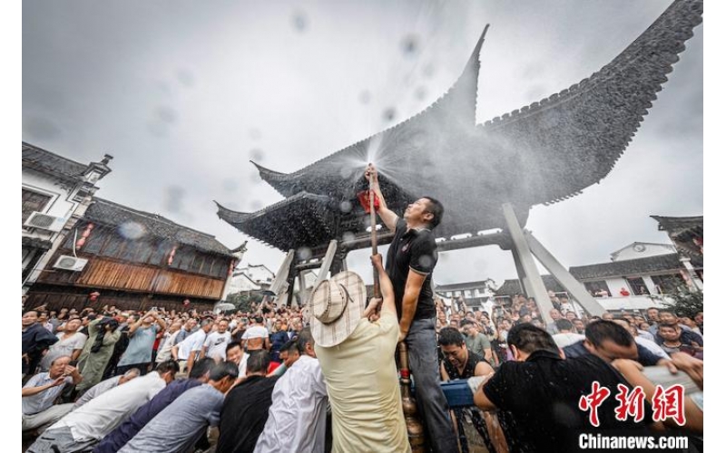 直击浙江浦江古法消防“试水龙”：水柱冲天场面壮观
