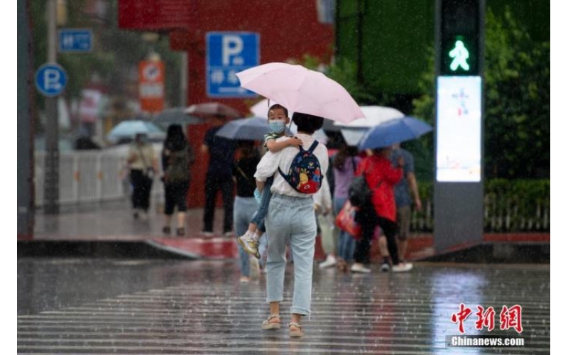 中东部地区有大范围降水过程 华北北部等地有强对流天气