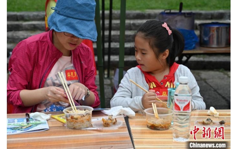 广西柳州举行科普大联展 萌娃赛嗦螺蛳粉学习垃圾分类