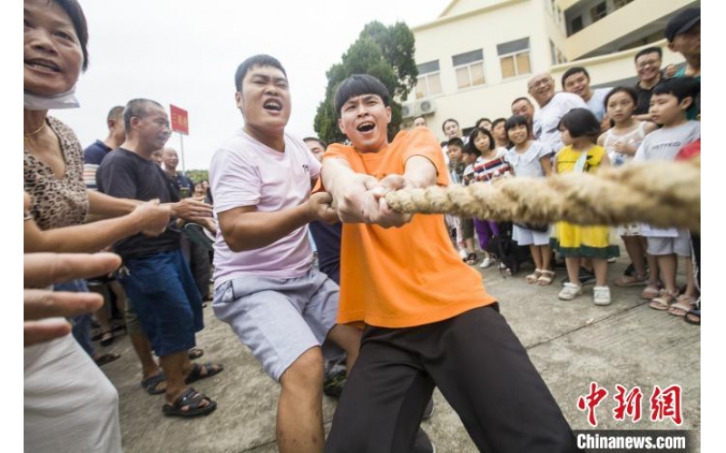 乡村狂欢迎第三届中国农民丰收节：摸鱼擂茶拔河